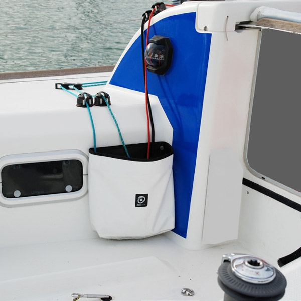 Tauwerktasche offen für Fallen und Schoten montiert im Cockpit I outmar.com